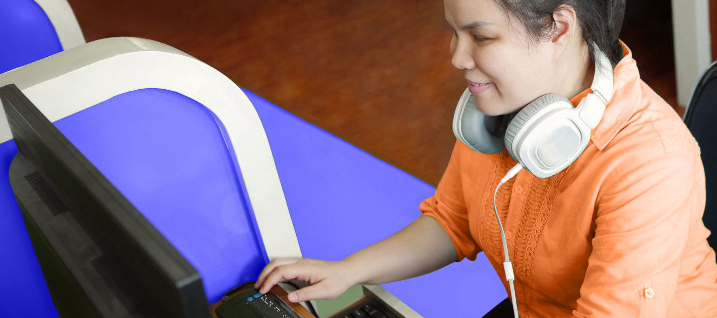 Mujer usando un lector de pantalla en una computadora.